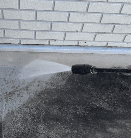 汚れやカビを高圧洗浄でしっかり洗浄します。