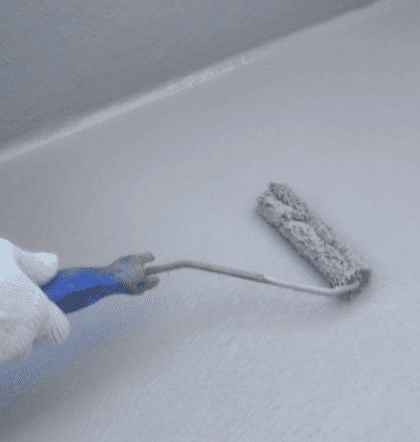 後に仕上げのトップコートを塗布します。