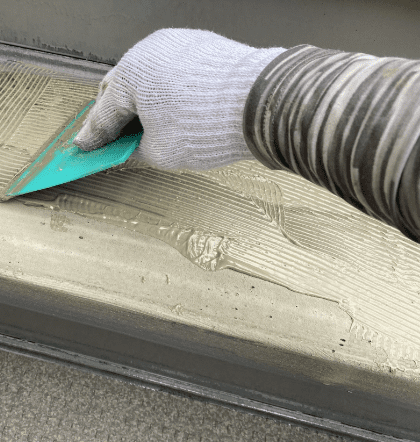 下地とシートをつなぐ接着剤を塗布する様子