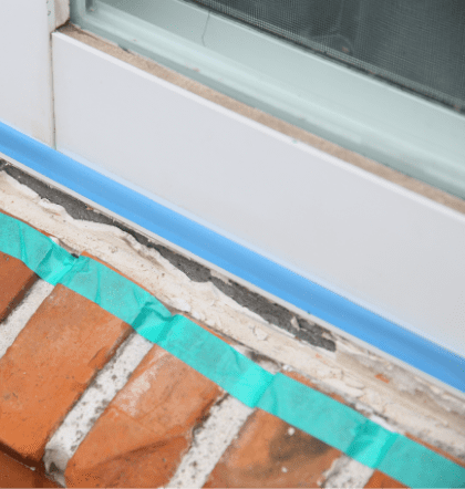 古いシーリング材を撤去し下地を形成する作業