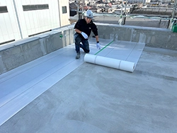 シート防水　絶縁シート敷き込み