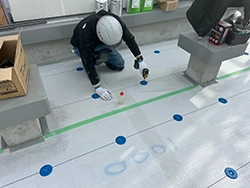 シート防水　シート固定ディスクの取り付け