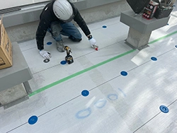 シート防水　シート固定ディスクにエポキシ充填