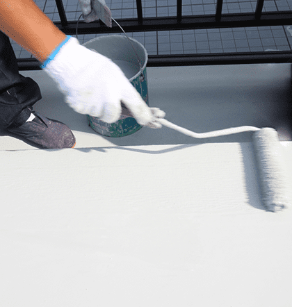 ウレタン樹脂のトップコートを塗布する作業