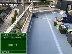 ウレタン塗膜防水　自着シート敷き込み