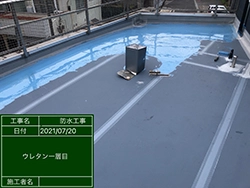 ウレタン塗膜防水　ウレタン防水材の塗布（1層目）